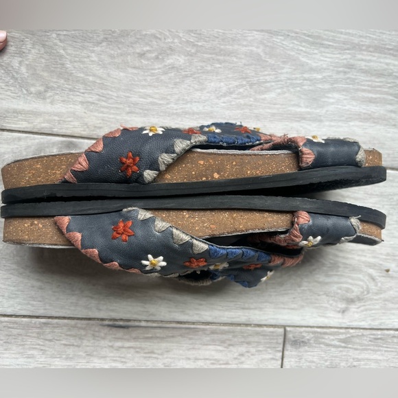Free People Crisscross strap embroidered sandals w/cork footbed. Size 40 (8.5/9) - Picture 4 of 7